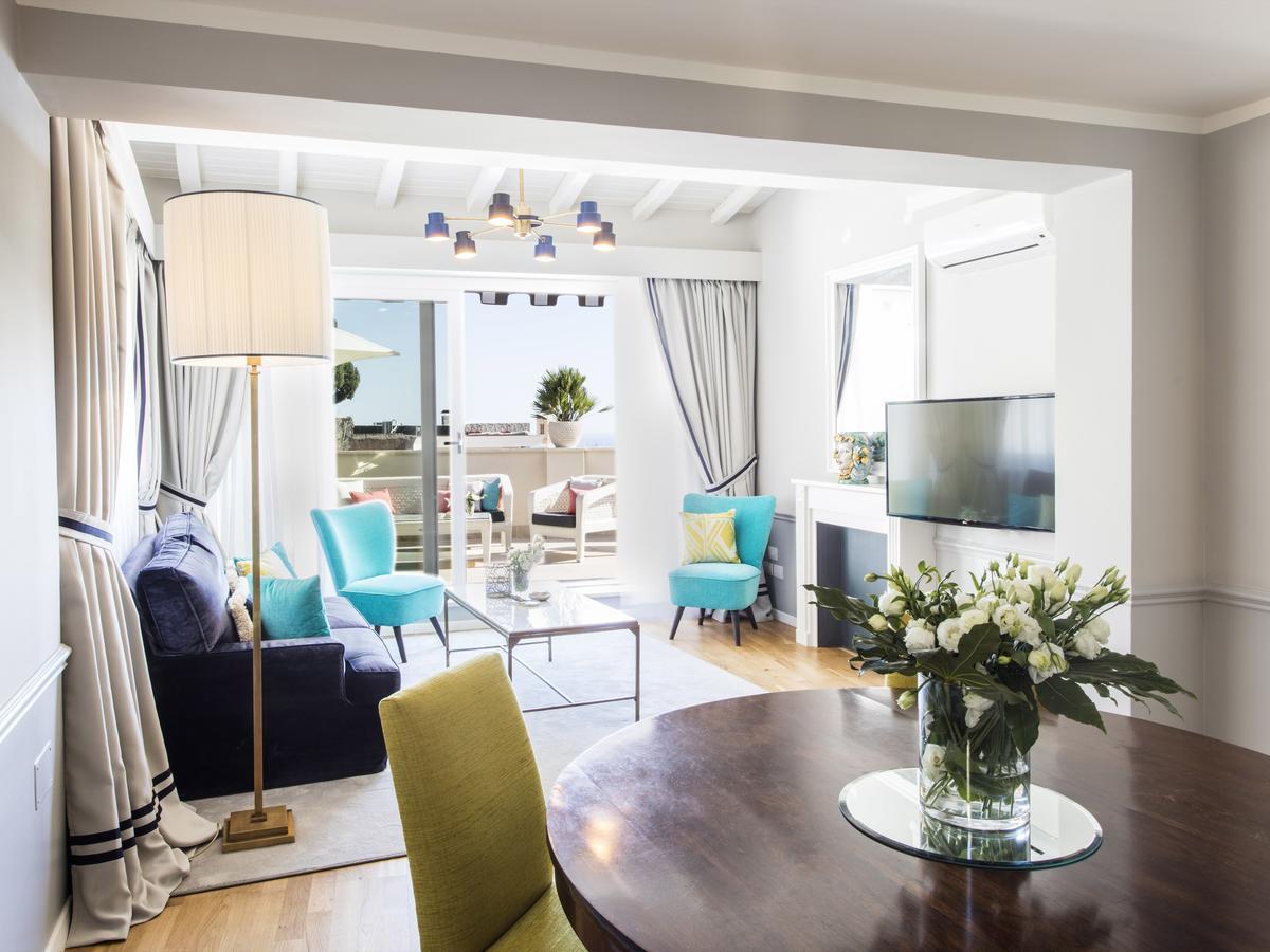 Ein Penthouse Apartment mit einem Schlafzimmer, einer Terrasse und Meerblick